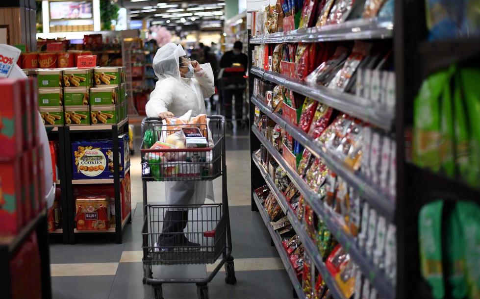 Una mujer hace la compra en el supermercado en marzo de 2020.