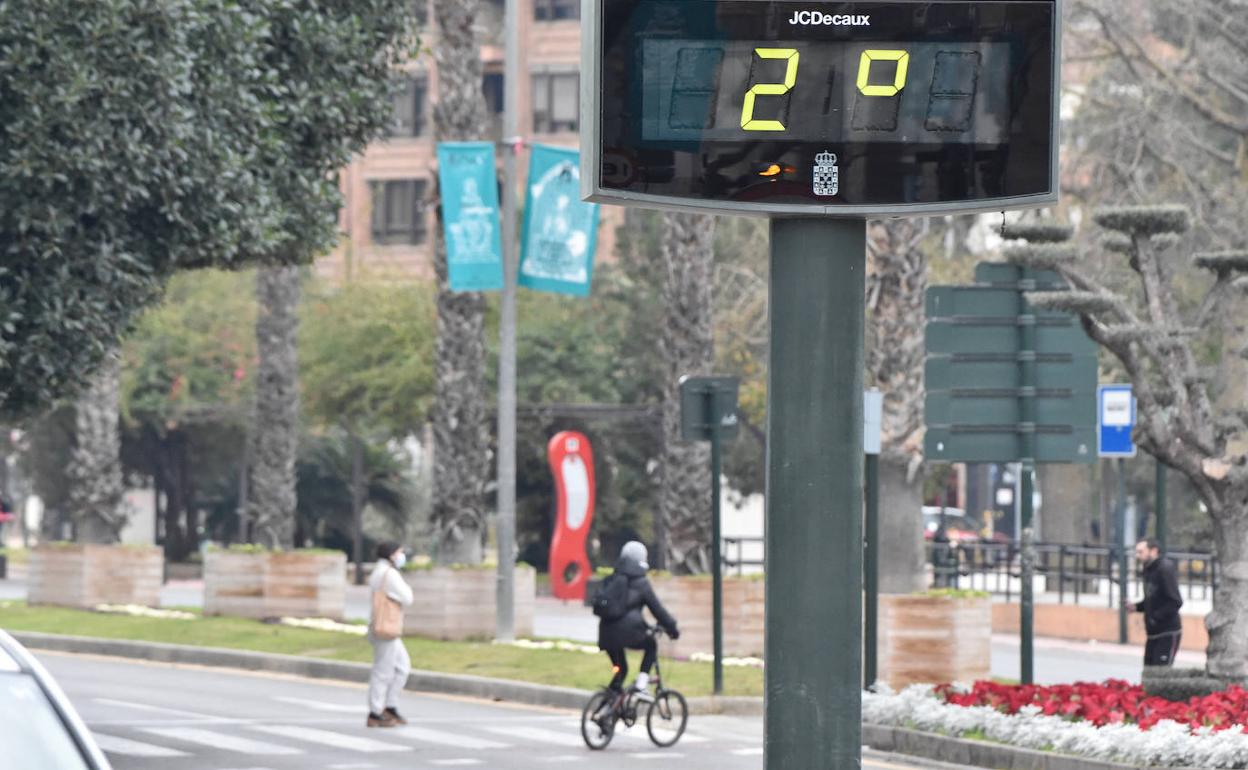 Un termómetro marca 2 grados en Murcia, en una imagen de archivo.