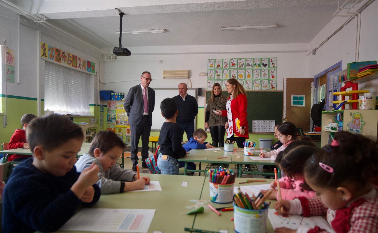 El nuevo consejero de Educación, Víctor Marín, durante su visita a la Escuela Infantil La Naranja de Beniaján. 