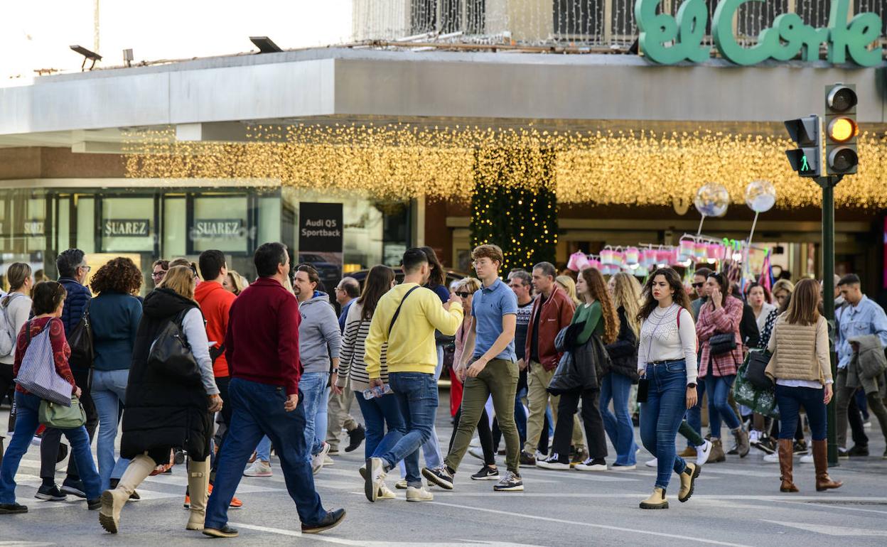Personas caminando por el centro de Murcia, en una imagen de archivo.