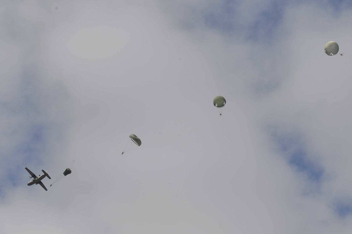 Fotos: 75º aniversario de la Escuela Militar de Paracaidismo Méndez Parada, en imágenes