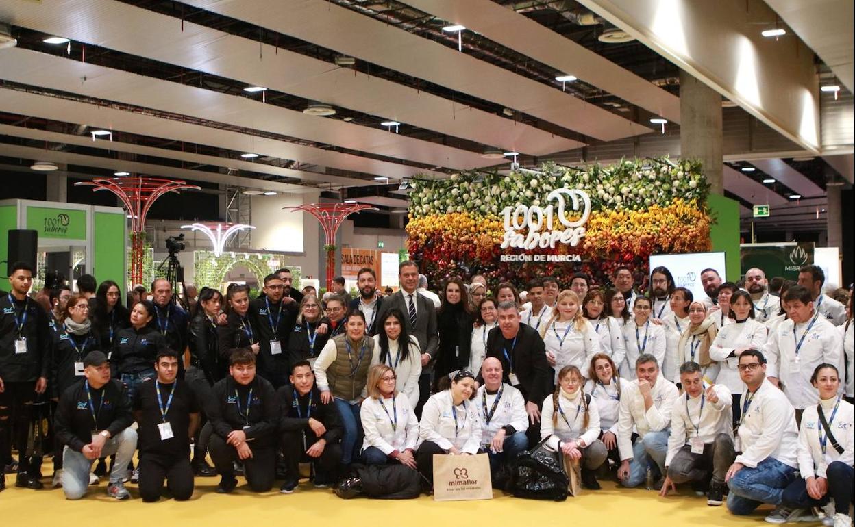 El consejero Marcos Ortuño, junto con el director del Itrem, Juan Francisco Martínez, la directora del Centro de cualificación Turística, Mónica Meroño, y los alumnos y formadores del CCT.