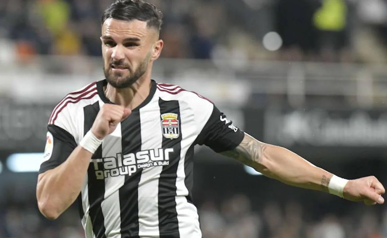 Sadiku, en el encuentro frente al Racing de Santander.