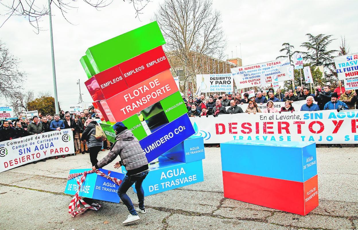 Los regantes escenificaron ayer los perjuicios socioeconómicos para el Levante, delante de La Moncloa. 