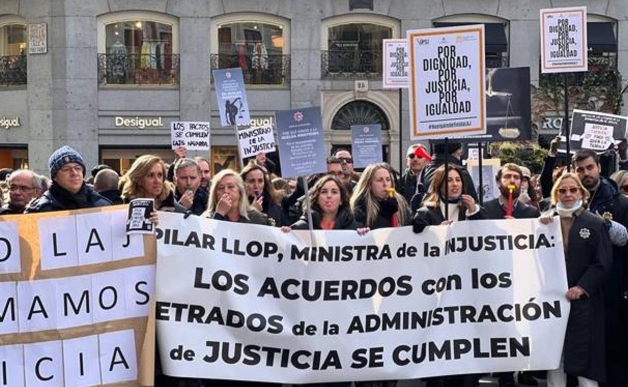 Letrados de la Administración de Justicia de Murcia participan en una manifestación en Madrid, este martes. 