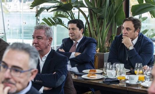 Antonio Sevilla, segundo por la derecha, ayer en un foro de debate sobre agua en Cartagena. 