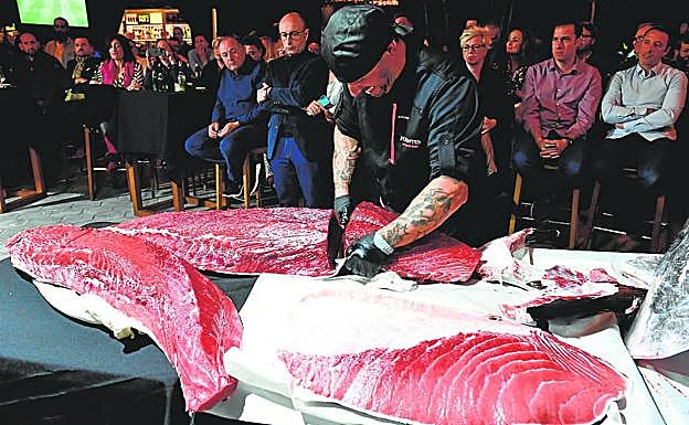 Imagen principal - Algunos de los cortes más apreciados para cocina en crudo por tamaño y versatilidad. Conocida así por su sabor, su nivel de grasa y su jugosidad, la parpatana es perfecta para las brasas (abajo der.).