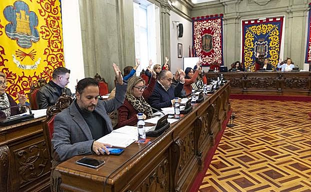 Ediles en la bancada del Gobierno municipal, durante la votación este jueves. 