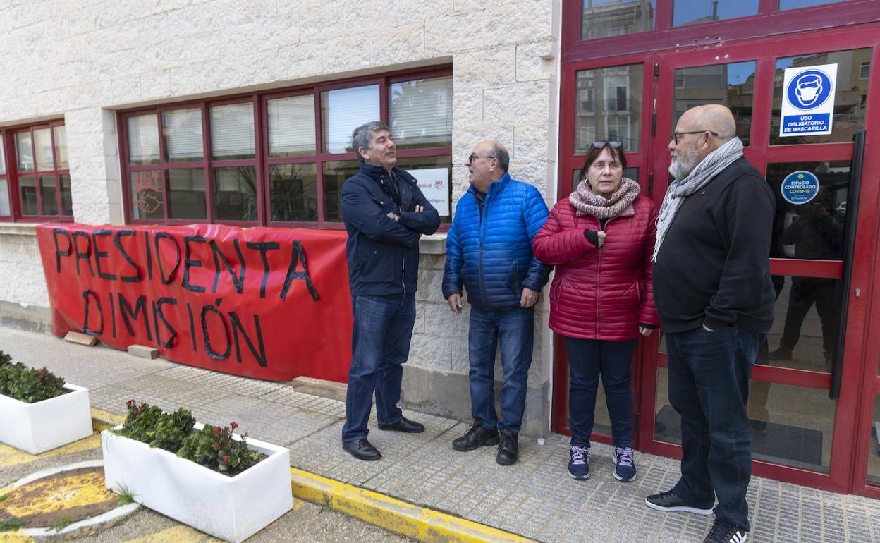 Un grupo de representantes sindicales del Puerto, este jueves en Cartagena. 