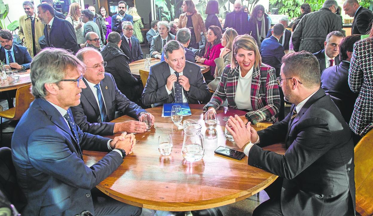 El consejero Luis Alberto Marín, Tomás Martínez Pagán, Ángel Simón, Noelia Arroyo y Paco Belmonte antes de la conferencia. 