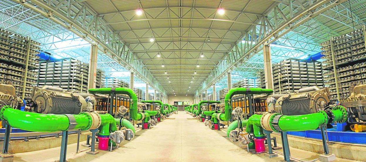 Interior de la desaladora de Torrevieja, que prevé aumentar su capacidad de producción de 80 a 120 hectómetros cúbicos al año. 
