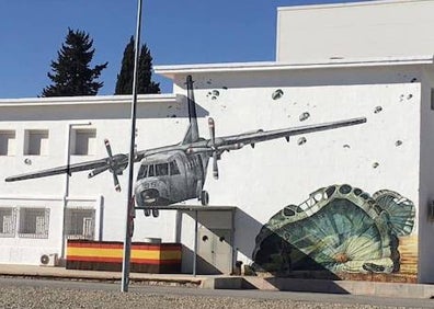 Imagen secundaria 1 - Detalles de los murales en la fachada de la Sala de Plegados de la Escuela Militar de Paracaidismo Méndez Parada de Alcantarilla. 