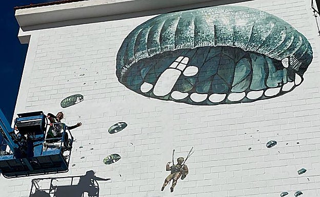 Imagen principal - Detalles de los murales en la fachada de la Sala de Plegados de la Escuela Militar de Paracaidismo Méndez Parada de Alcantarilla. 