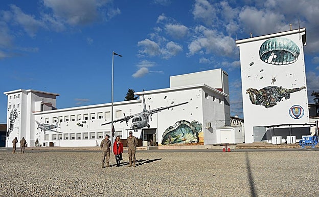 María Luisa Martínez León, en el centro, con las obras que ha realizado en Alcantarilla, acompañada por el coronel de la Base Aérea, Alberto Lens, y el teniente general Pedro José García Cifo, paracaidista en activo más antiguo. 