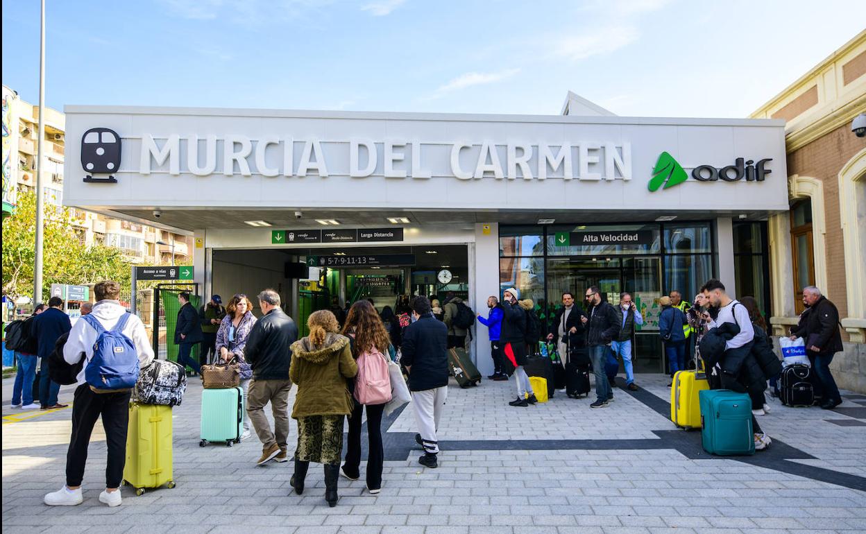 Pasajeros en la estación del AVE de Murcia. 