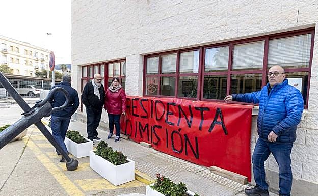 Los representantes de los sindicatos, con una pancarta colocada en la fachada de su sede. 