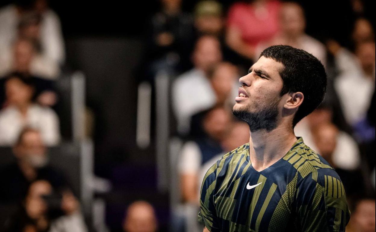 Carlos Alcaraz se lamenta, en uno de sus últimos partidos ATP.