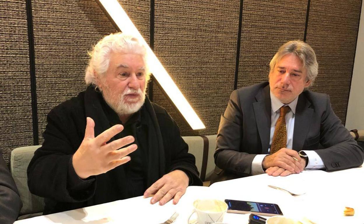 El artista Cristóbal Gabarrón y el director de la Fundación Gabarrón, Cris Gabarrón, este viernes. 