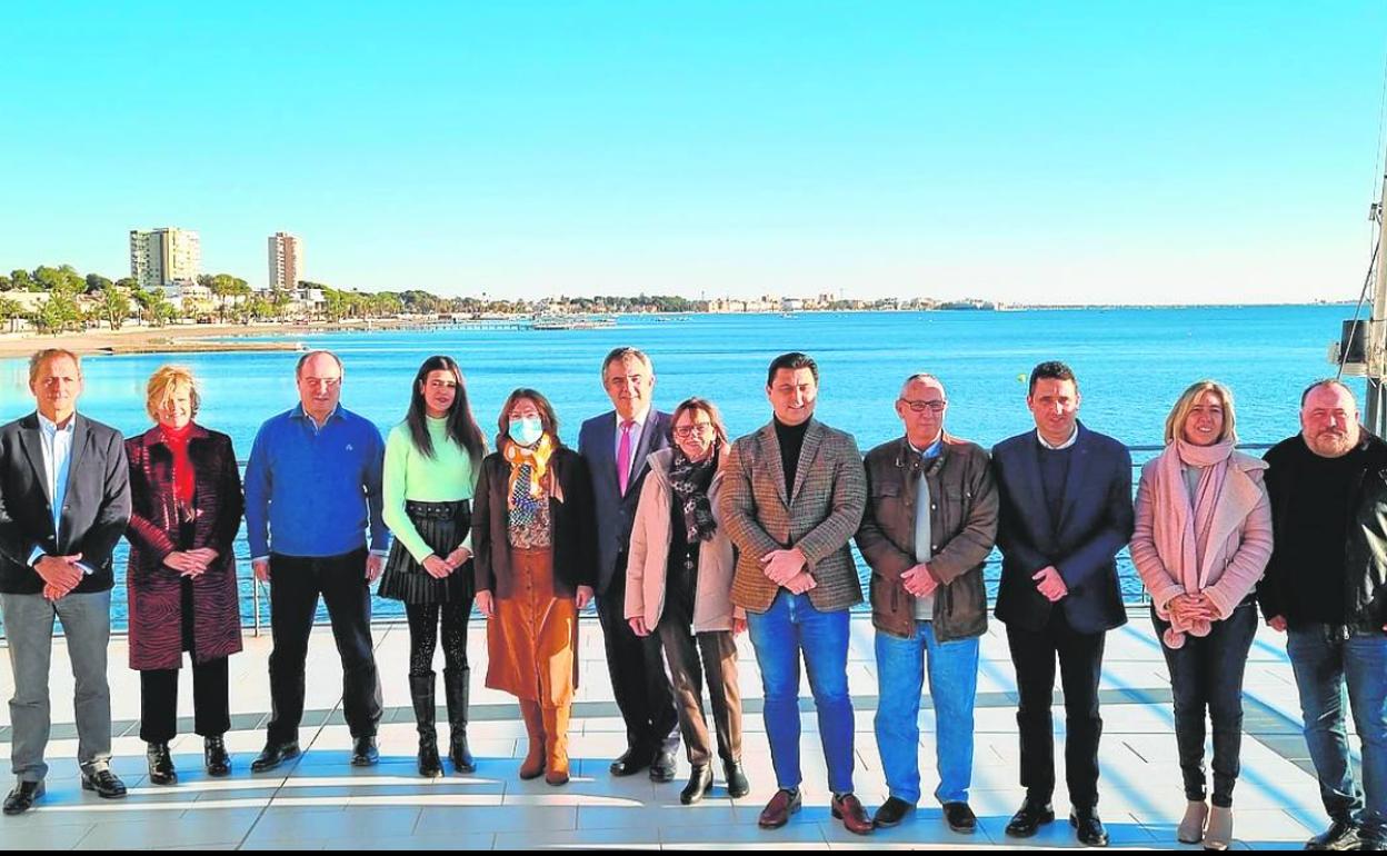 Los asistentes al Foro de Coordinación Interadministrativo, junto al Mar Menor. 