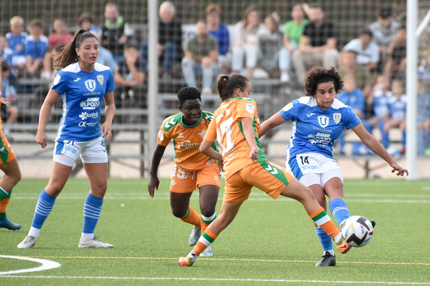 Las futbolistas del Alhama se enfrentan al Betis, en una imagen de archivo. 
