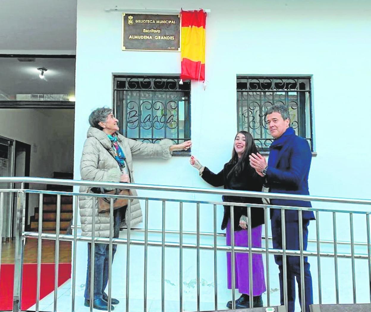 Lola Grandes y Elisa García Grandes, tía e hija de Almudena Grandes, junto al alcalde de Blanca, Pedro Luis Molina. 