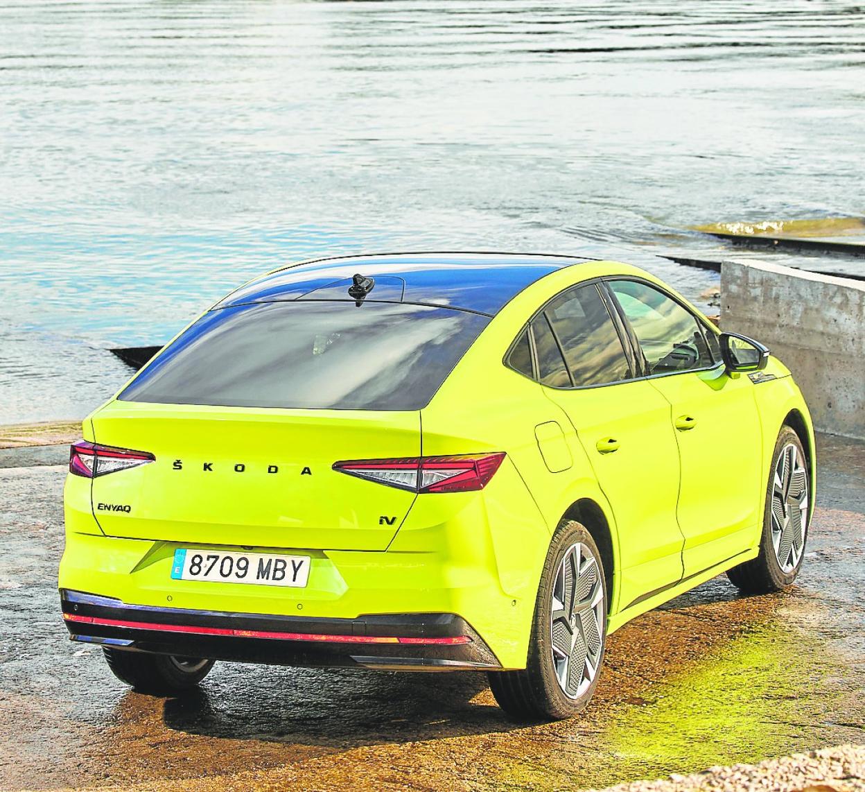 El nuevo modelo de la marca checa presenta elementos de diseño en negro y la característica banda reflectante roja del RS en la parte trasera. El nuevo RX cuenta con numerosos elementos que lo dotan de una estética única y pionera. 