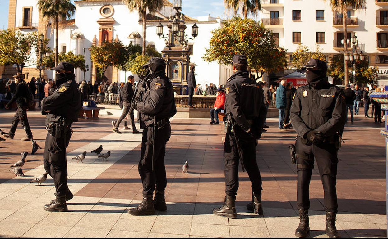 Agentes de la Policía Nacional patrulla en una plaza de Algeciras (Cádiz).