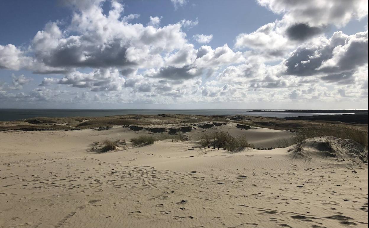 Dunas en la barra de arena de la laguna de Curlandia.