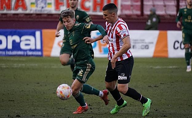 Loren Burón lucha por el esférico en el partido de este sábado.