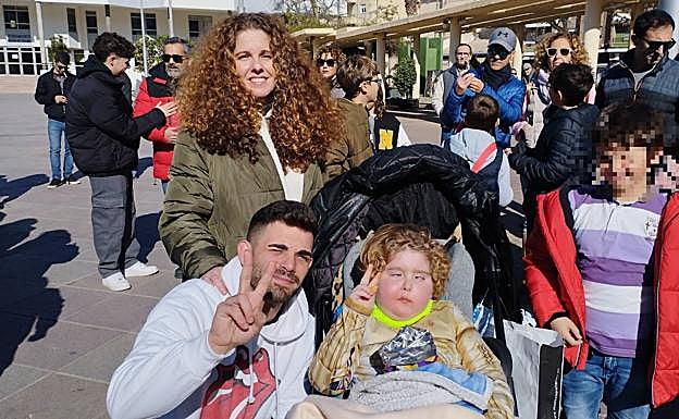 Martín acompañado por su madre y su hermano antes de que comience el desfile en Molina de Segura este sábado. 