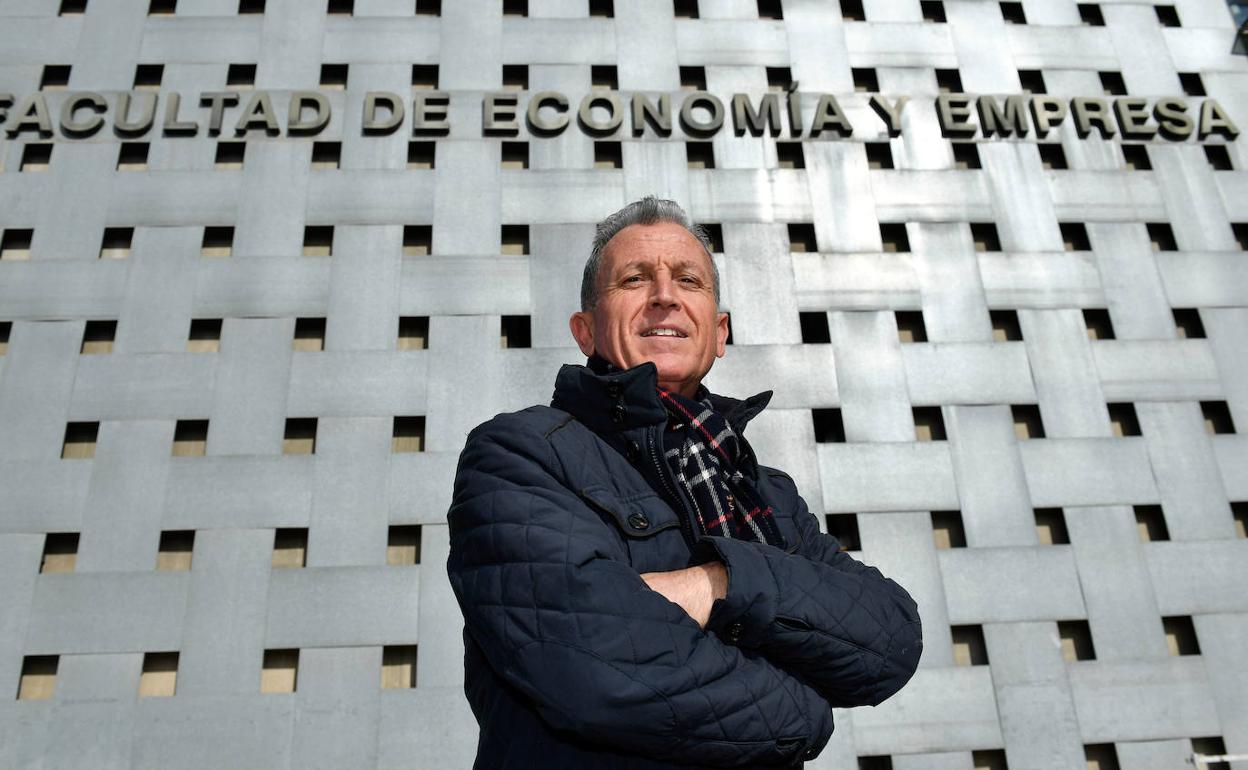 El profesor José Daniel Buendía, junto al edificio de la Facultad de Economía, en el campus de Espinardo. 