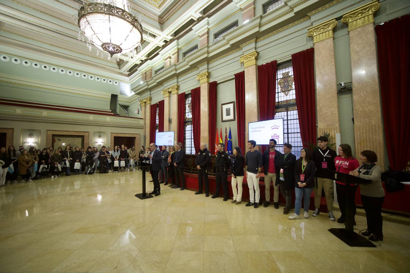 Fotos: Los &#039;erasmus&#039; visitan el Consistorio, en imágenes