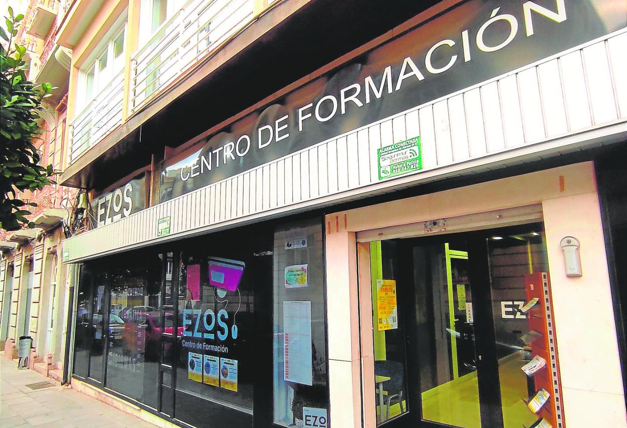 Fachada principal de Ezos, ubicada en Cartagena. 