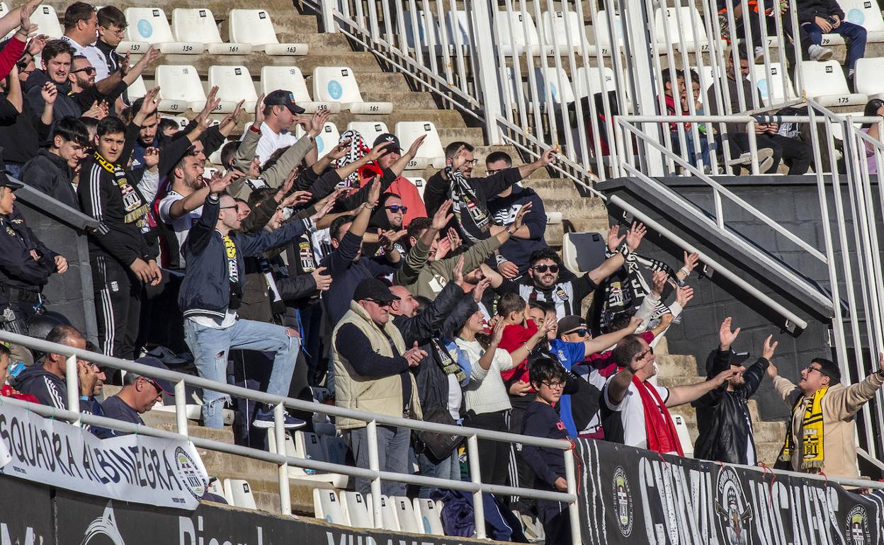 Miembros de la Curva Vickers animando al Cartagena, en el partido ante el Tenerife. 