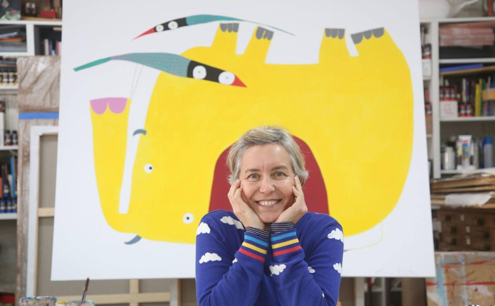 Eva Poyato en su estudio con una de sus creaciones a todo color.  ENRIQUE MARTÍNEZ BUESO 