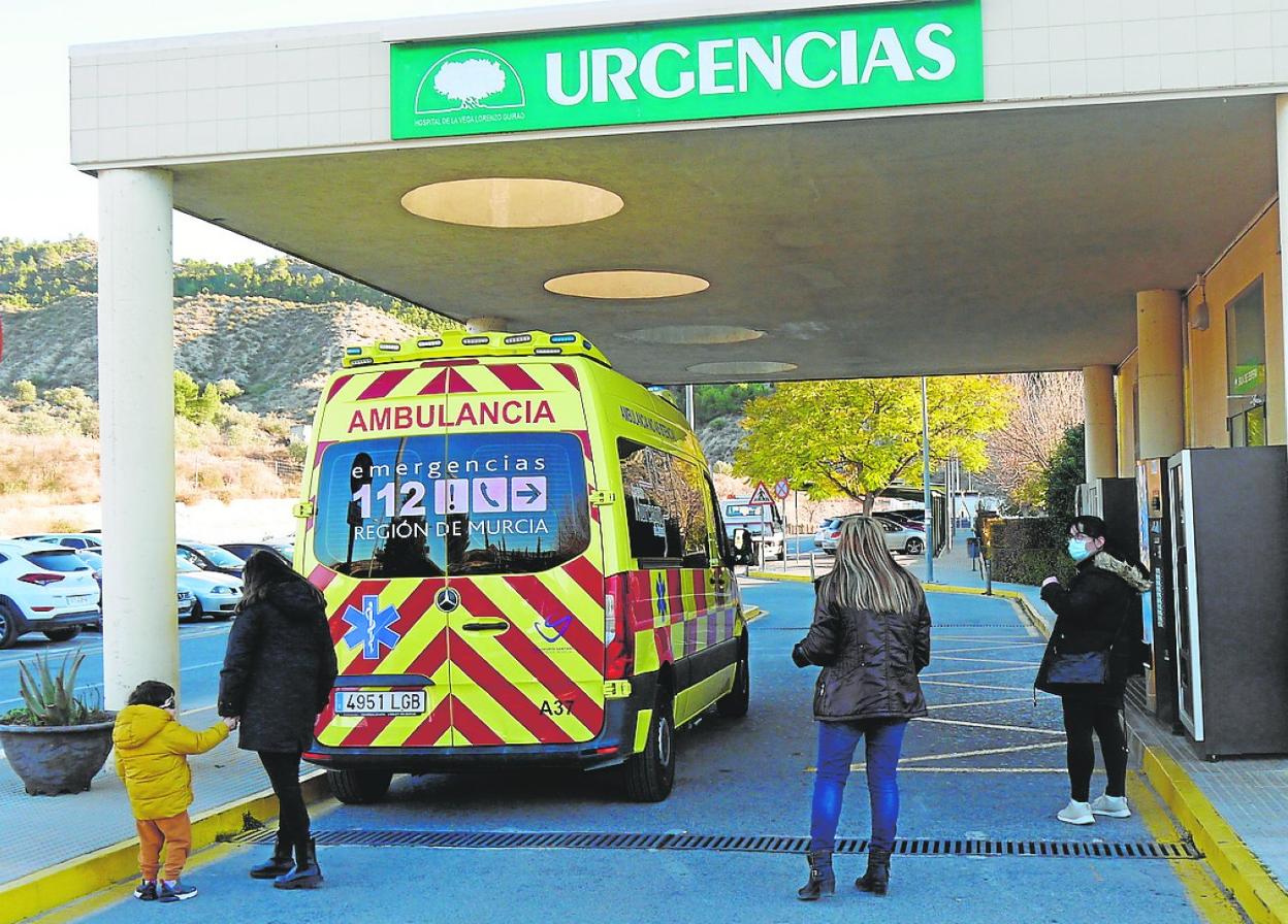 Accesos al servicio de Urgencias del hospital Lorenzo Guirao, ayer. 