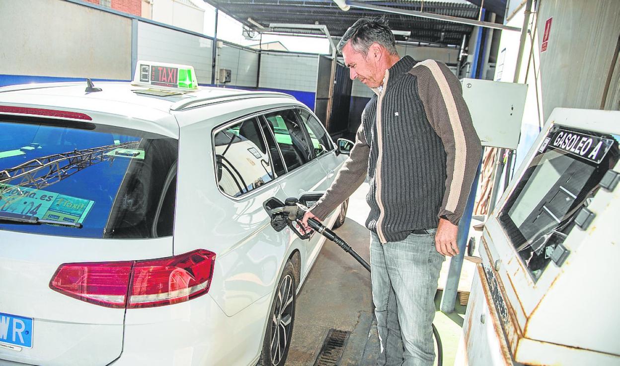Antonio Cabrera, presidente de Radiotaxi Cartagena, echa combustible a su vehículo. 