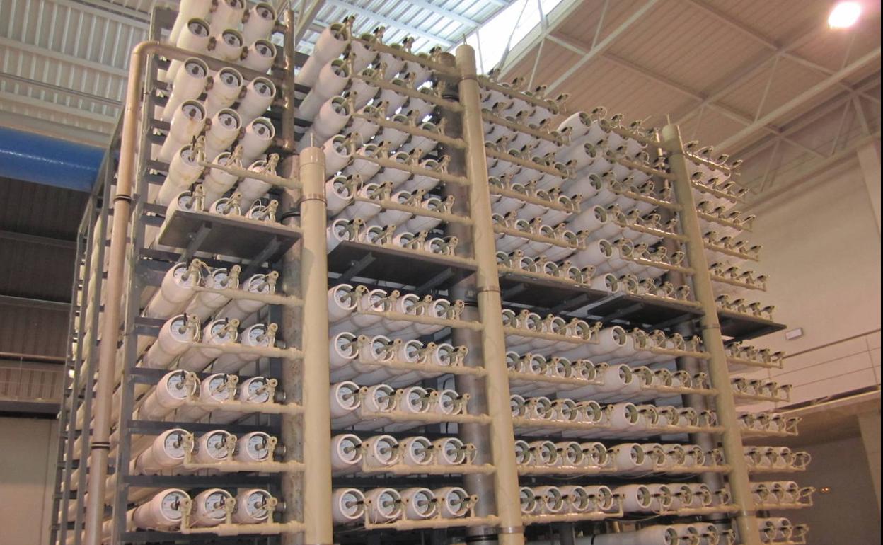 Bastidores de ósmosis inversa en la desaladora de Torrevieja. 