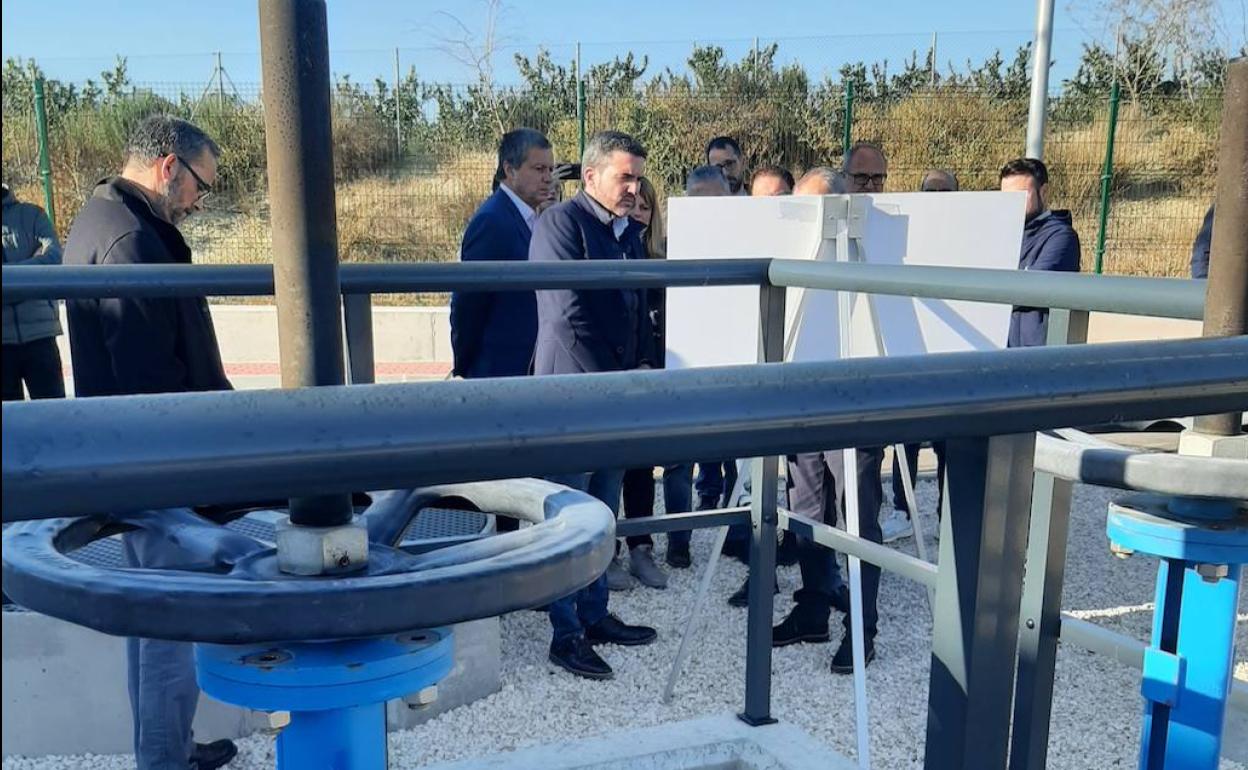 El consejero Luengo (c), durante la puesta en marcha de la nueva depuradora, este miércoles. 