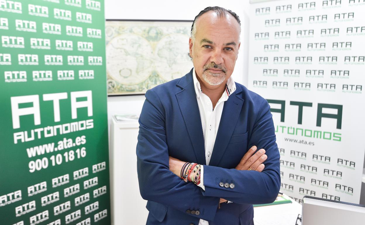 Francisco Casado en la sede de la Asociación de Trabajadores Autónomos de Murcia.