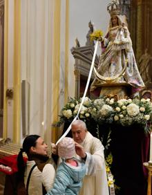 Imagen secundaria 2 - Bendición e imposición de velas ante la imagen de la Candelaria en Murcia