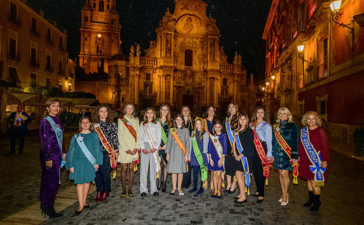 Foto de familia de las candidatas a abanderadas infantil y mayores de Moros y Cristianos. 