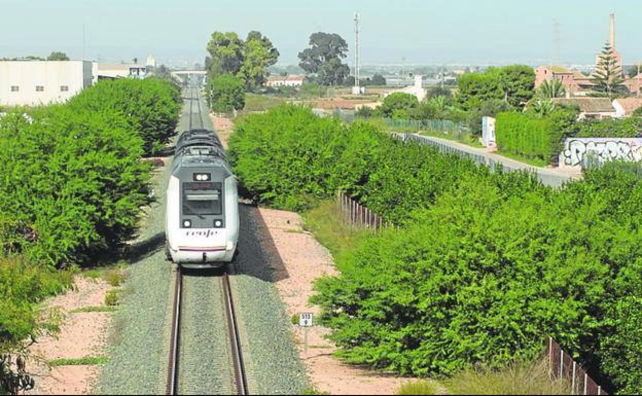 Un regional circula por la vía Cartagena-Murcia, en una imagen de archivo.