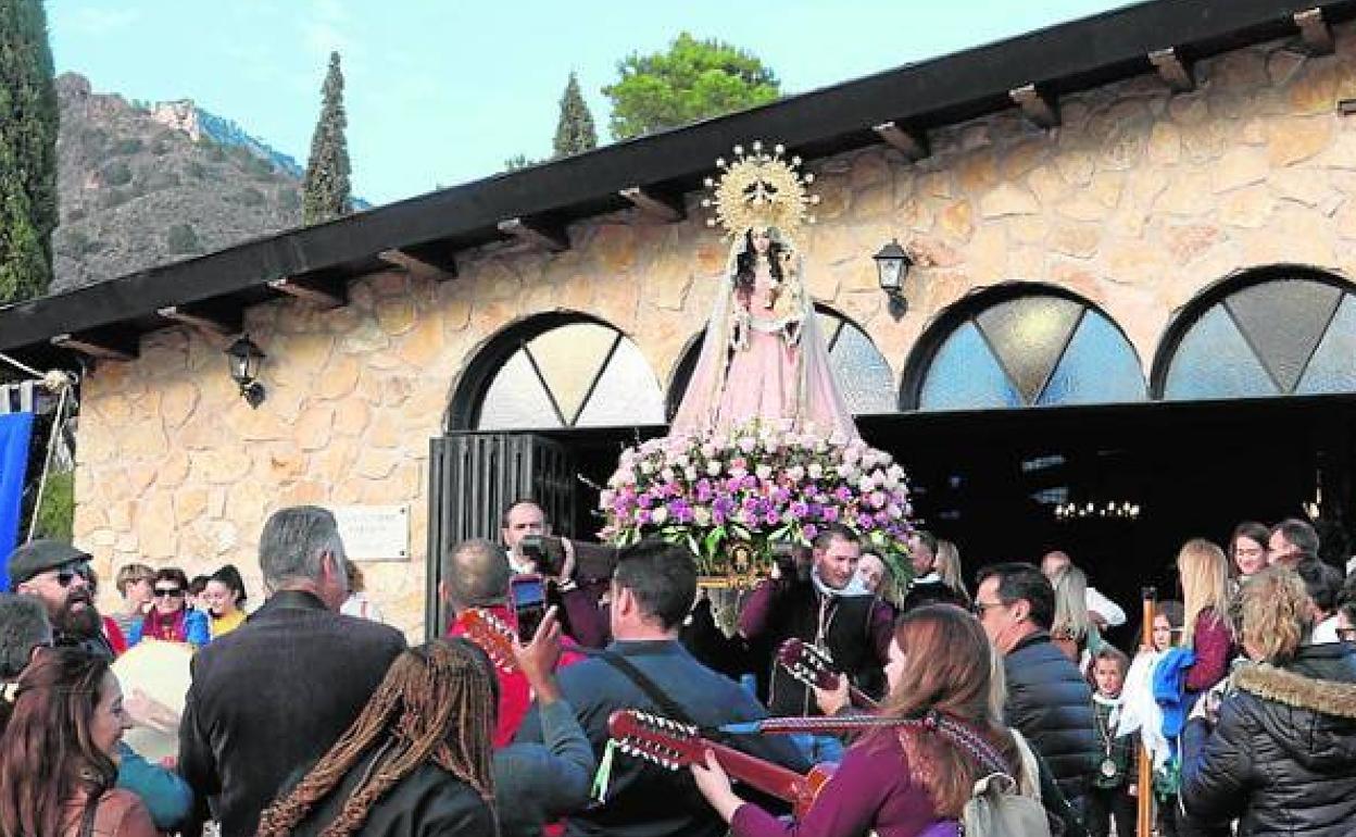 La Virgen de La Salud a su salida del santuario, en 2019.