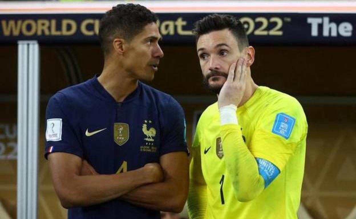 Rapahel Varane conversa con el portero Hugo Lloris tras la derrota de Francia ante Argentina en la final del Mundial de Qatar