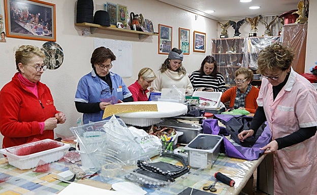 Mujeres de la peña El Tangay trabajan en la confección de los trajes que lucirán los miembros de esta formación en los desfiles. 