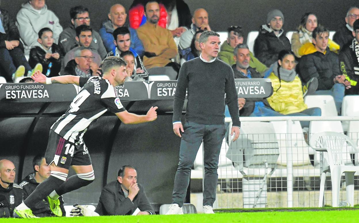  Franchu persigue el balón, muy cerca de Luis Carrión, en el partido de esta temporada contra el Racing de Santander. 