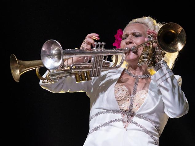 La trompetista de jazz y multiinstrumentista sueca Gunhild Carling durante su actuación en el XXIV Festival Internacional de Jazz de San Javier. 