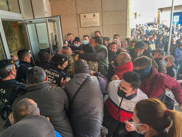 Ganaderos interrumpen el Pleno Municipal en Lorca. 