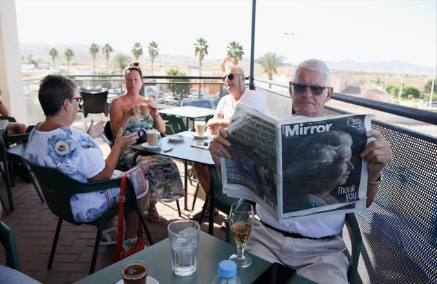 Residentes británicos de la urbanización Camposol, en Mazarrón, hablan sobre el fallecimiento de la reina Isabel II de Inglaterra. 